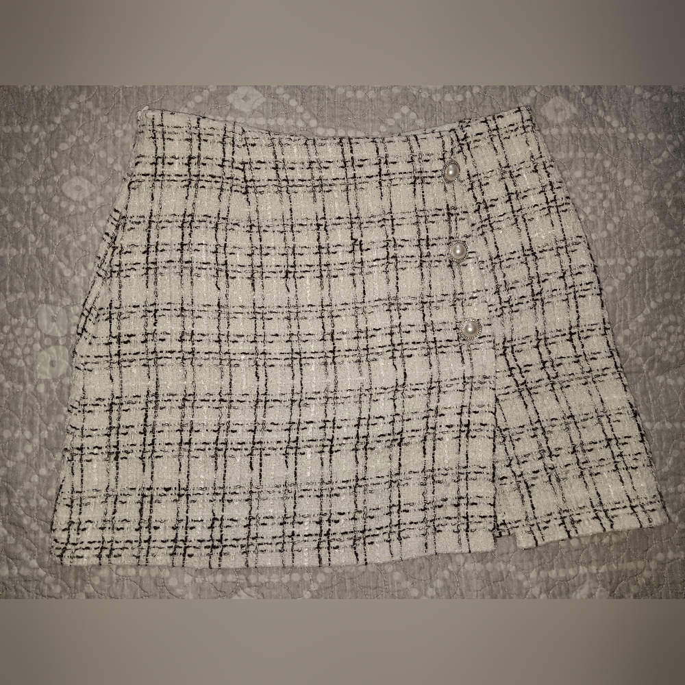 White and black plaid skirt